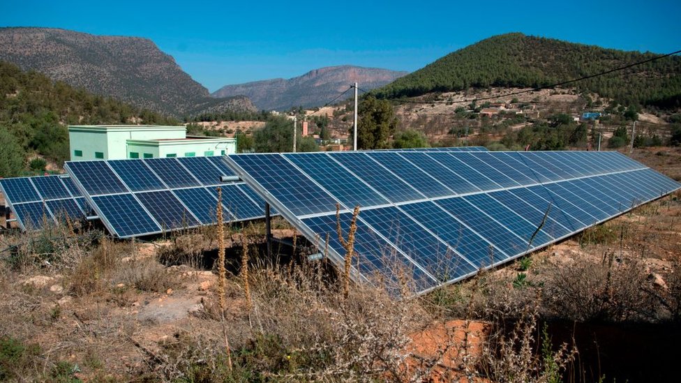 Champ de panneaux solaires photovoltaïques — Sustainenergy