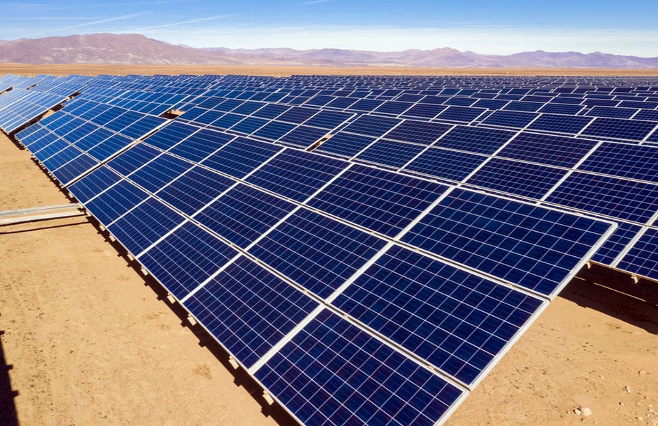 Technicien réalisant un audit sur une installation solaire en toiture